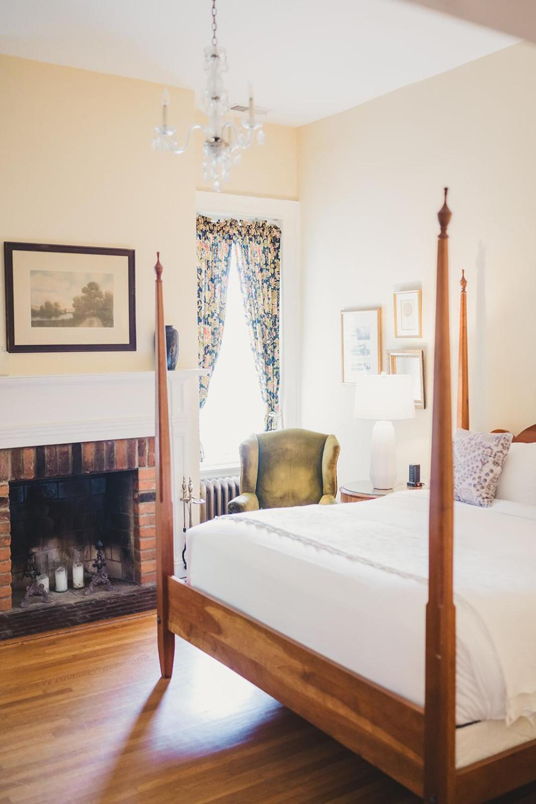 Ironclad Inn And Bourbon Room Fredericksburg Ngoại thất bức ảnh