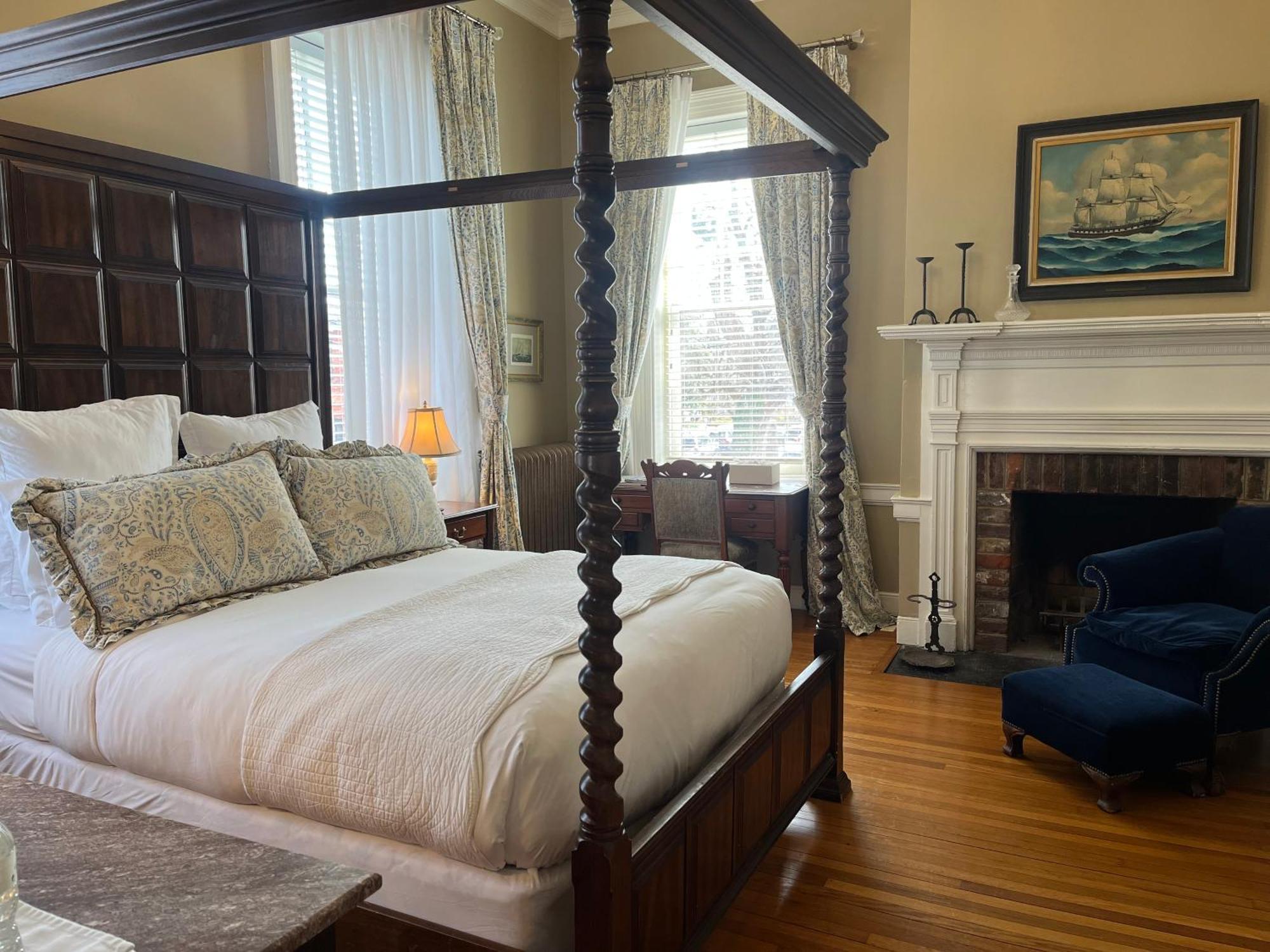 Ironclad Inn And Bourbon Room Fredericksburg Ngoại thất bức ảnh